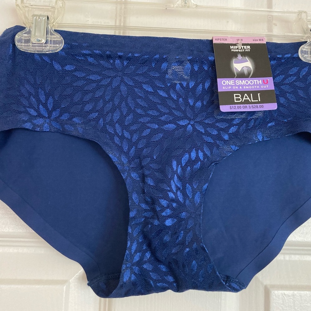 No panty lines Bali undies hip hugger panties women’s 6 Bali fits size 10 woman